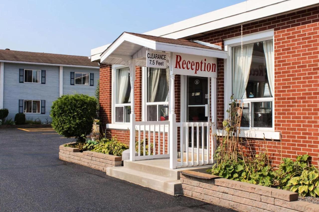 Hotel Super 8 By Wyndham Pembroke Exterior foto