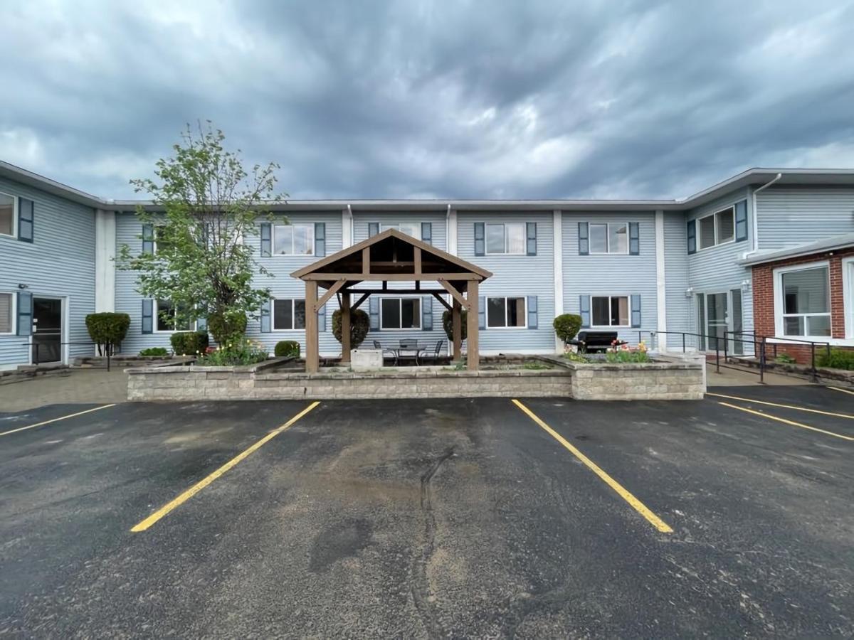 Hotel Super 8 By Wyndham Pembroke Exterior foto