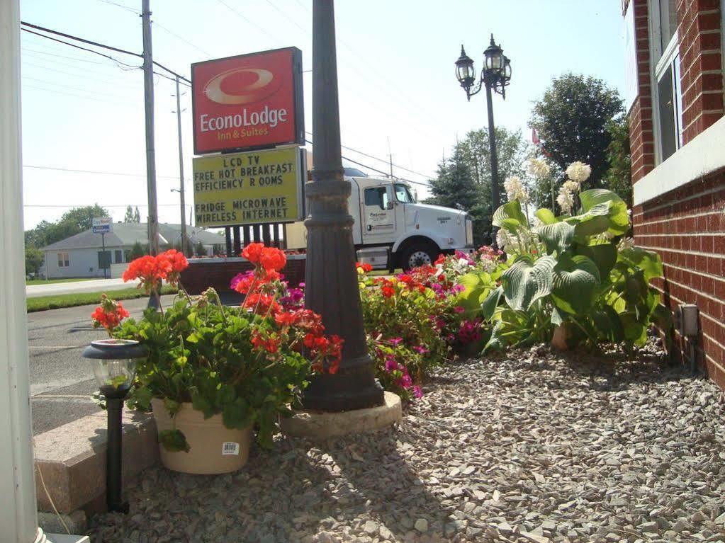Hotel Super 8 By Wyndham Pembroke Exterior foto