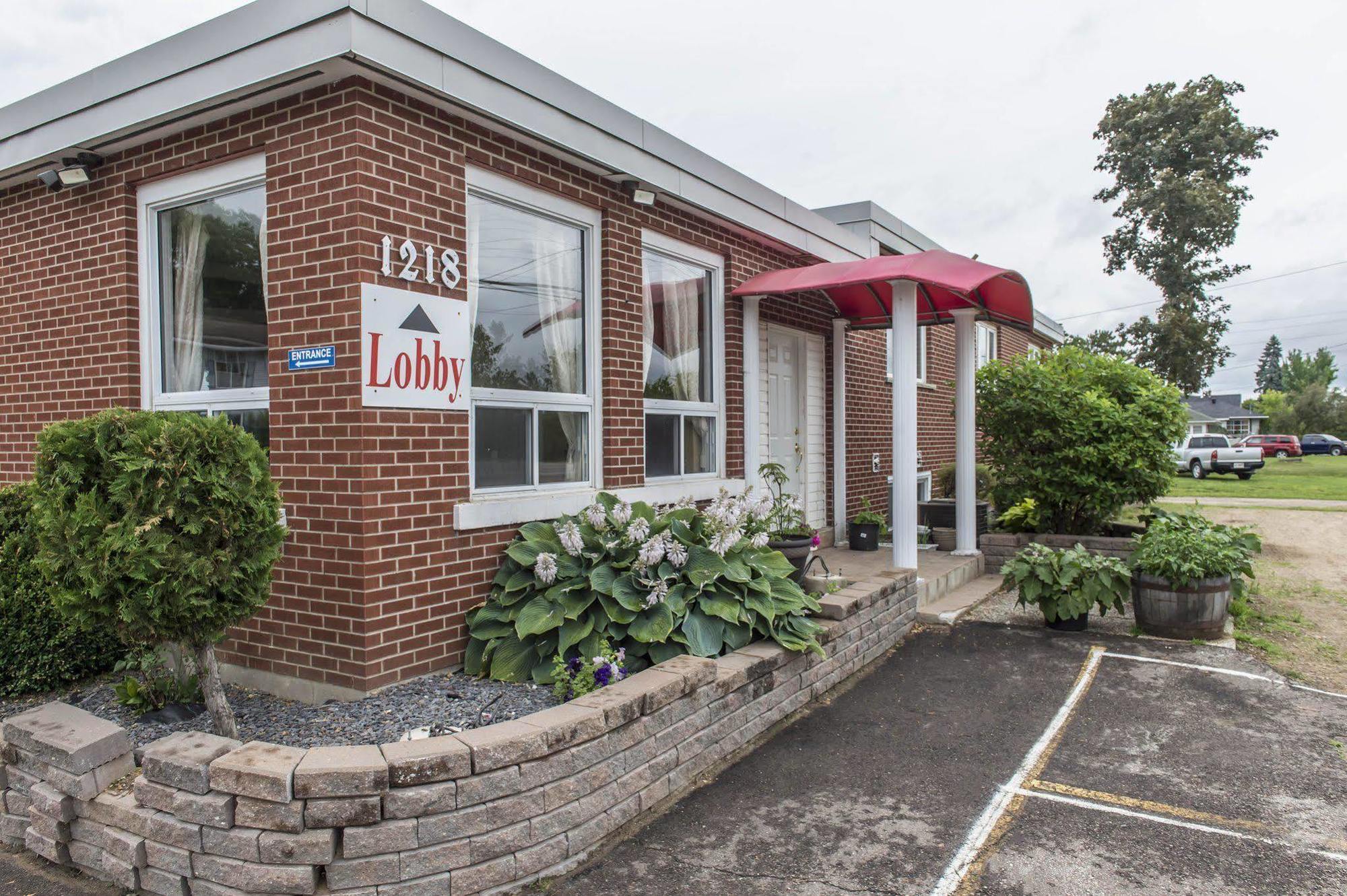 Hotel Super 8 By Wyndham Pembroke Exterior foto
